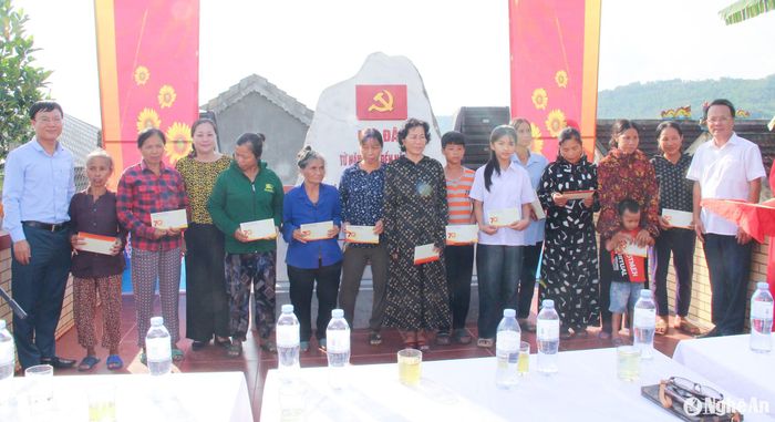 Các đồng chí Bí thư và nguyên Bí thư Đảng ủy Khối các cơ quan tỉnh qua các thời kỳ tặng quà các hộ khó khăn tại xã Quang Sơn. Ảnh: Mai Hoa