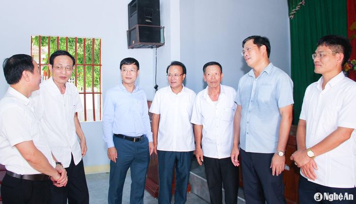 Các đại biểu tham quan Nhà văn hóa xóm 4, xã Quang Sơn, huyện Đô Lương. Ảnh: Mai Hoa