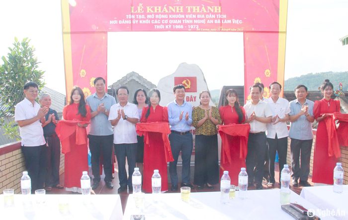 Các đại biểu cắt băng khánh thành công trình Bia dẫn tích. Ảnh Mai Hoa