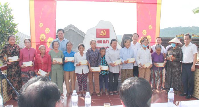 Lãnh đạo Đảng ủy Khối và các đảng bộ trực thuộc cùng lãnh đạo huyện Đô Lương trao quà cho các hộ có hoàn cảnh khó khăn tại xã Quang Sơn. Ảnh Mai Hoa