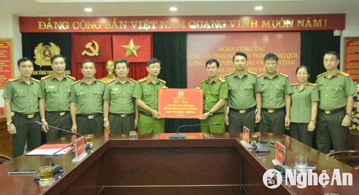 Công an tỉnh Nghệ An hỗ trợ Công an tỉnh Tuyên Quang giúp đỡ Nhân dân khắc phục hậu quả cơn bão số 3.