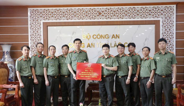 Công an tỉnh Nghệ An hỗ trợ Công an tỉnh Lào Cai giúp đỡ Nhân dân khắc phục hậu quả thiên tai.