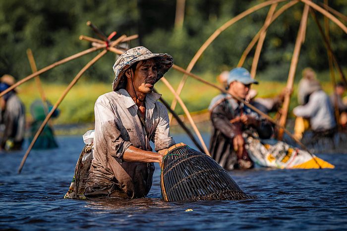Phá trằm thực chất là việc xả nước ở đầm để cùng bắt cá tôm.