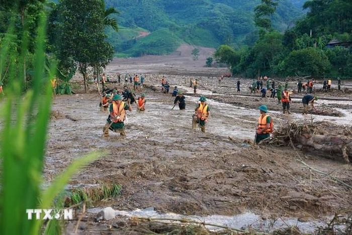 Lực lượng quân đội triển khai tìm kiếm các nạn nhân mất tích do sạt lở đất tại Làng Nủ, xã Phúc Khánh, huyện Bảo Yên. (Ảnh: Dương Giang/TTXVN)