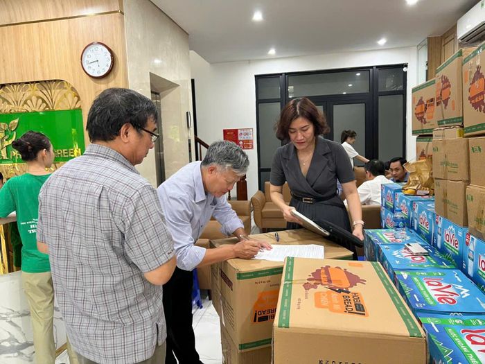 Lãnh đạo Hiệp hội Vận tải ô tô VN và Báo Giao thông ký thư kêu gọi ủng hộ Chương trình và trực tiếp điều phối công việc ngay tại các điểm cầu trong ngày đầu triển khai điểm cầu.