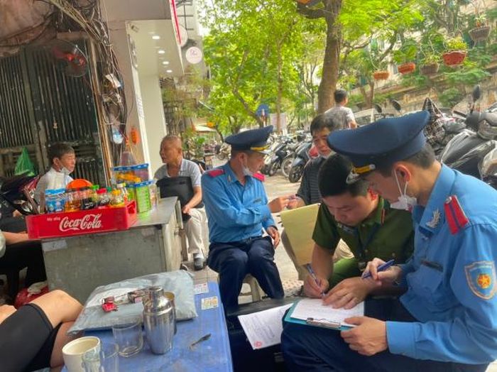 Lực lượng liên ngành lập biên bản các trường hợp vi phạm trật tự đô thị.