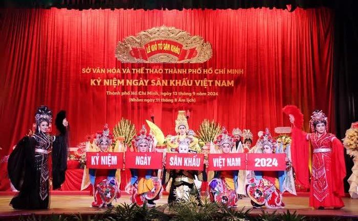 Tiết mục của Nhà hát Nghệ thuật Hát Bội Thành phố Hồ Chí Minh mở màn chương trình. Ảnh: Thu Hương - TTXVN
