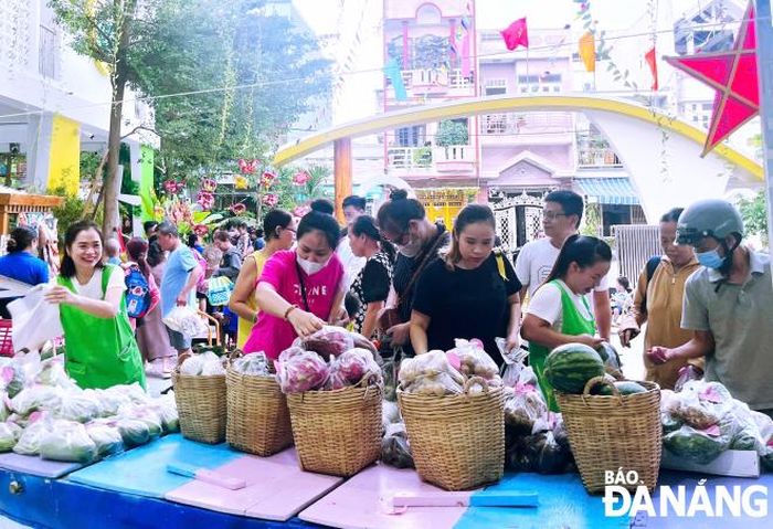 Gian hàng rau củ của Trường Mầm non Bình Minh (quận Hải Châu) được phụ huynh ủng hộ. Ảnh: NGỌC HÀ