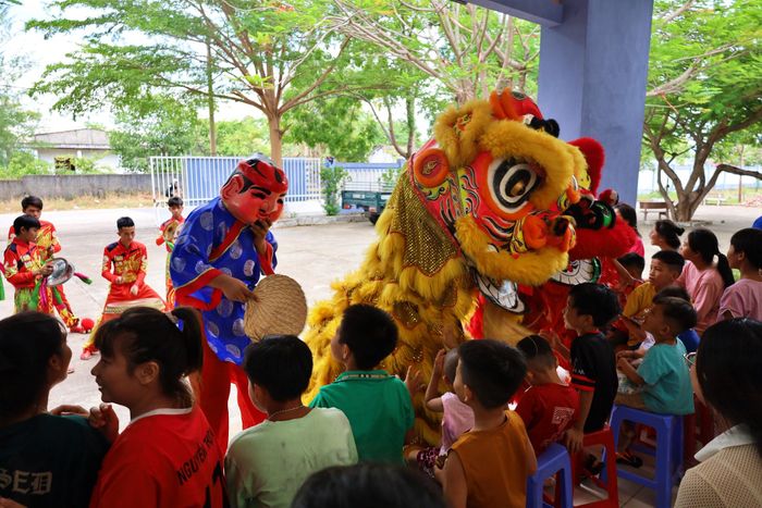 Trung thu của các em nhỏ tại Trung tâm Nuôi dạy trẻ mồ côi Hoa Mai. Ảnh: LAM PHƯƠNG