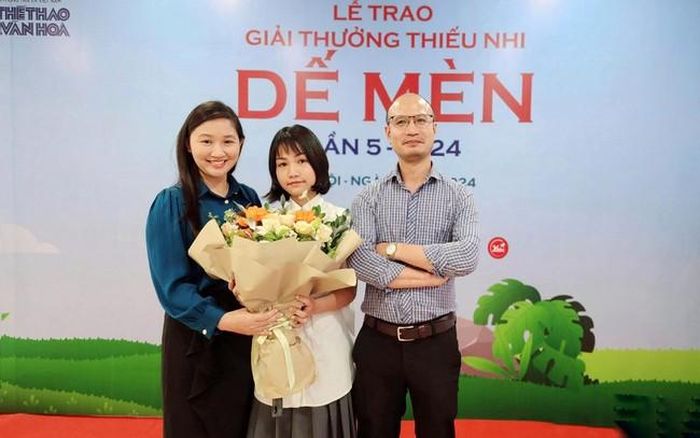 Nhà văn Lữ Mai cùng gia đình tại lễ trao Giải thưởng Dế Mèn 2024
