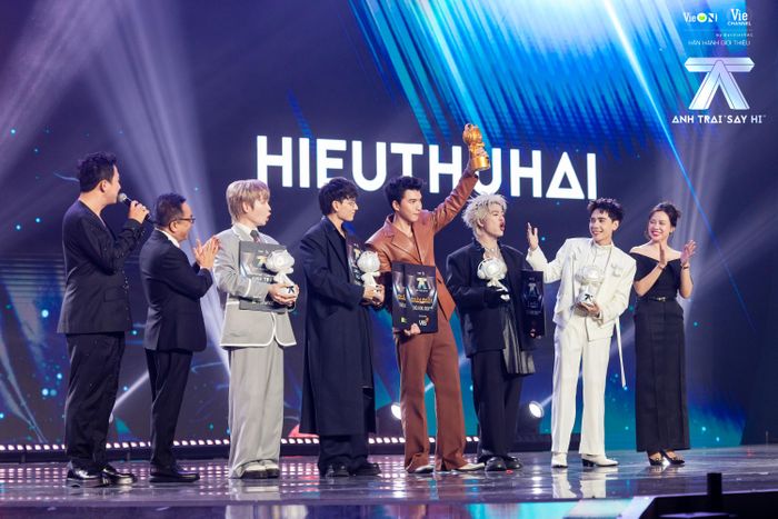  Nhóm nhạc Anh Trai “Best 5” gồm HIEUTHUHAI, RHYDER, Quang Hùng MasterD, Isaac, Đức Phúc. Ảnh: Vie Channel 