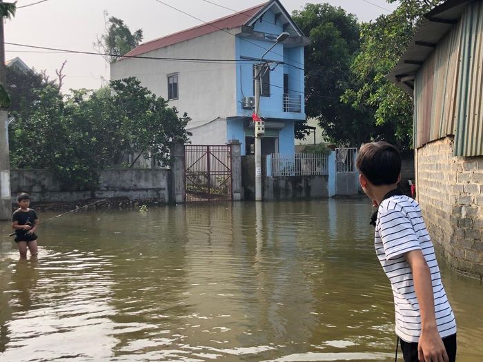  Nước sông Tích tràn vào làng Việt Yên (xã Đông Yên) ngày 15-9. Ảnh: VĂN PHÚC 