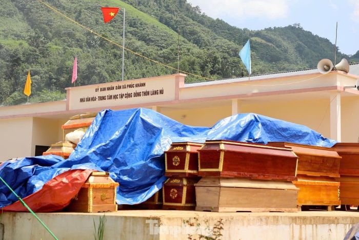 Những quan tài được chuẩn bị sẵn khâm liệm thi thể những người xấu số. Số người tử vong được xác định đến chiều ngày 14/9 là 50 người. 