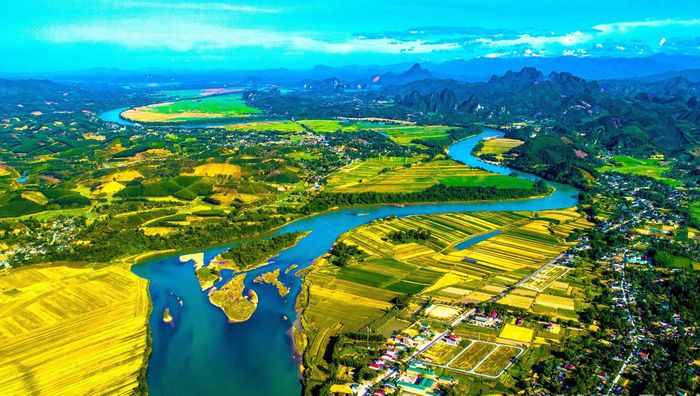 Cảnh sắc vùng quê huyện Anh Sơn hai bên bờ sông Lam. Ảnh tư liệu: Quang Dũng