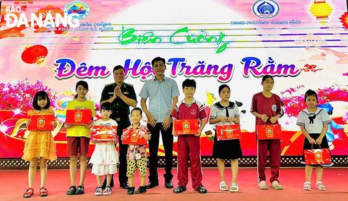Trao quà Trung thu cho các em.