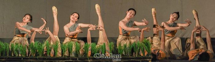 Bài múa do Ðoàn Nghệ thuật Quân khu 9 biểu diễn phục vụ bà con xã Hòa Tân, TP Cà Mau.