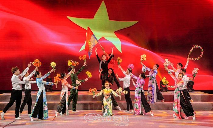 Múa độc lập thể hiện được sự muôn hình, muôn vẻ của đời sống xã hội, truyền đạt nội dung, tư tưởng, tình cảm của tác phẩm đến với công chúng. (Trong ảnh: Tiết mục tổ khúc “Niềm tin thống nhất” của Trung tâm Văn hóa tỉnh, đoạt Huy chương Vàng Hội diễn “Tiếng hát hẹn hò 9 dòng sông” năm 2024).