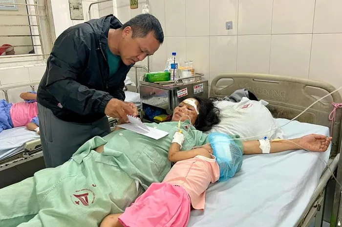Nạn nhân bị thương do bão lũ, sạt lở đất đang điều trị tại Bệnh viện Đa khoa tỉnh Lào Cai. Ảnh: TT
