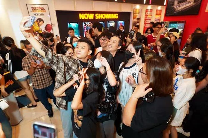 Hoài Linh và khán giả hâm mộ