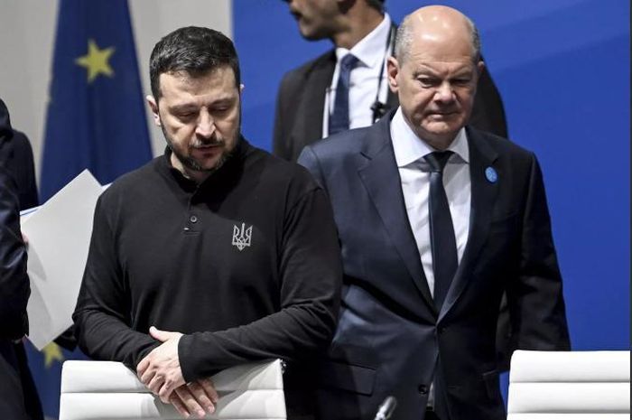 Tổng thống Ukraine Volodymyr Zelensky và Thủ tướng Olaf Scholz tại hội nghị về việc khôi phục Ukraine ở Berlin. Ảnh: AP