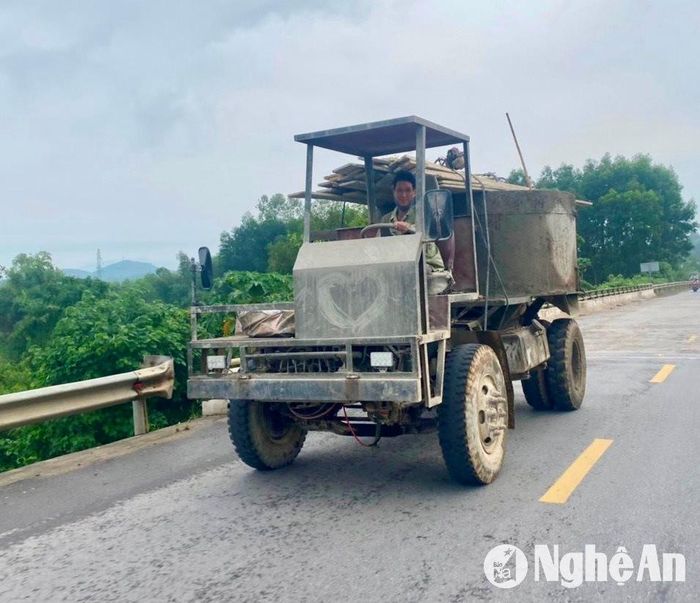 Xe công nông đầu ngang tự chế trộn bê tông ở thị xã Hoàng Mai. Ảnh: Văn Trường