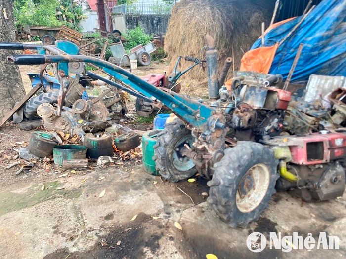Xe công nông hư hỏng đang tập kết tại một xưởng cơ khí để tu sửa ở huyện Yên Thành. Ảnh: Văn Trường