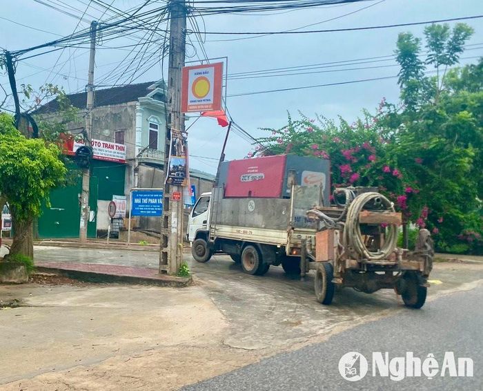 Một xe vận tải kéo theo xe tự chế phía sau ở huyện Yên Thành. Ảnh: Văn Trường