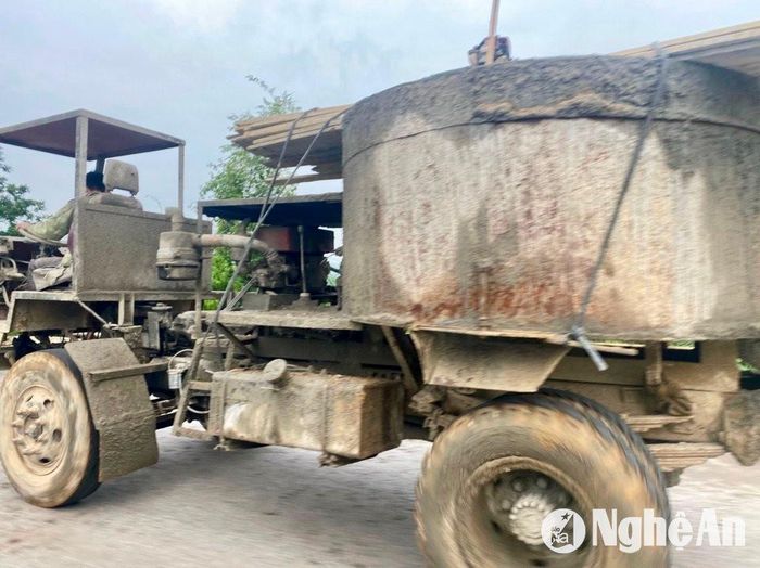 Xe công nông gắn thùng trộn bê tông tiềm ẩn nguy cơ mất an toàn giao thông. Ảnh: Văn Trường