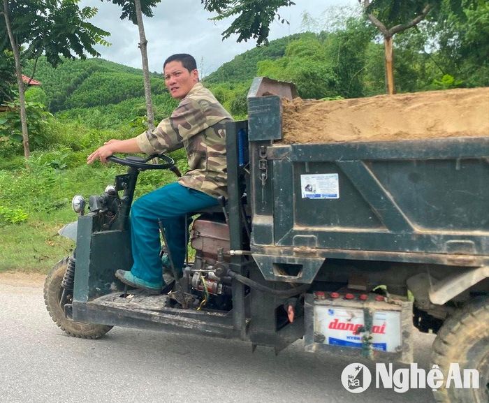 Một xe tự chế 3 bánh chở cát ở xã Chi Khê, huyện Con Cuông. Ảnh: Văn Trường