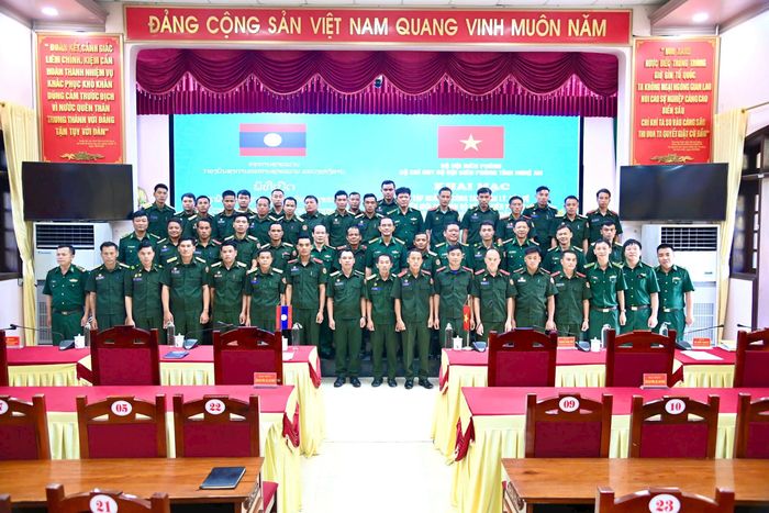 Bộ Chỉ huy BĐBP Nghệ An, Ban Tổ chức, Tổ giáo viên, phiên dịch và các học viên lớp tập huấn chụp ảnh lưu niệm. Ảnh: Lê Thạch