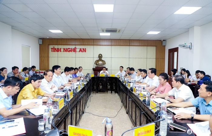Đồng chí Nguyễn Đức Trung - Phó Bí thư Tỉnh ủy, Chủ tịch UBND tỉnh tiếp công dân Trần Xuân Danh - Giám đốc Công ty TNHH Nam Hưng. Ảnh: Phạm Bằng