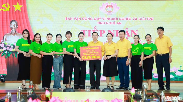 Ban Vận động Quỹ vì người nghèo và cứu trợ tỉnh Nghệ An tiếp nhận sự ủng hộ của các tập thể, cá nhân. Ảnh: Thành Duy