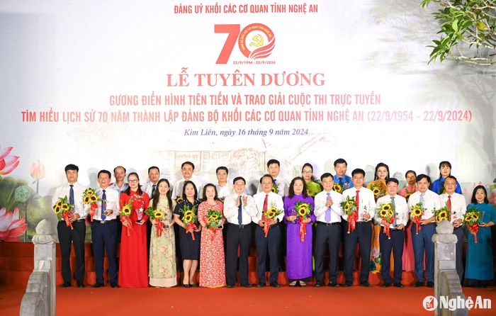 Ban tổ chức khen thưởng 50 cá nhân có thành tích trong phong trào thi đua. Ảnh: Thành Cường