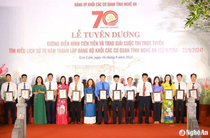 Ban Tổ chức trao chứng nhận cho tập thể, cá nhân đạt giải Nhì. Ảnh: Thành Cường