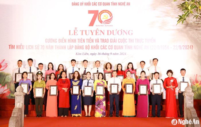 Ban tổ chức trao chứng nhận cho các tập thể, cá nhân đạt giải Ba. Ảnh: Thành Cường