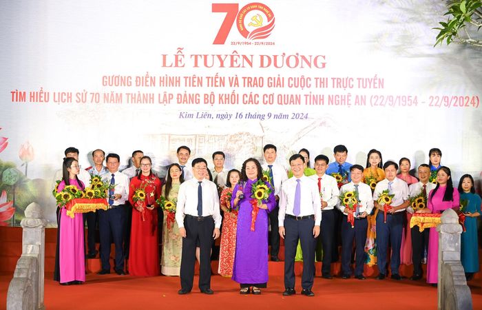 Đồng chí Nguyễn Văn Thông - Phó Bí thư Thường trực Tỉnh ủy và đồng chí Phạm Tuấn Vinh - Bí thư Đảng ủy Khối trao biểu trưng tặng đồng chí Nguyễn Thu Hường - nguyên Trưởng ban Tuyên giáo Tỉnh ủy, đã có thành tích cao trong phong trào thi đua. Ảnh: Thành Cường