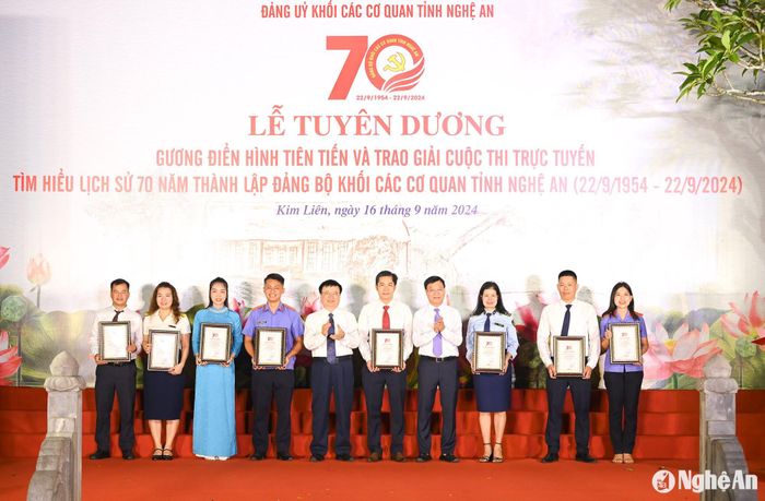 Ban tổ chức trao chứng nhận cho các tập thể, cá nhân đạt giải Nhất. Ảnh: Thành Cường