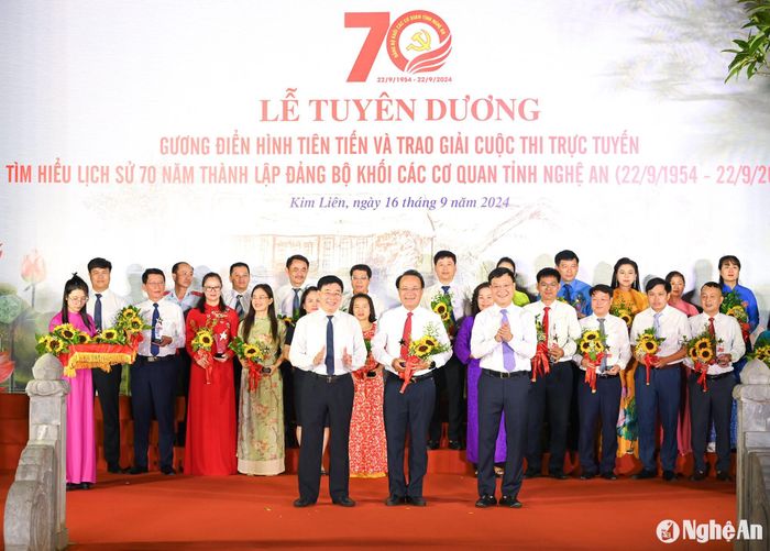 Đồng chí Nguyễn Văn Thông - Phó Bí thư Thường trực Tỉnh ủy và đồng chí Phạm Tuấn Vinh - Bí thư Đảng ủy Khối trao biểu trưng tặng đồng chí Nguyễn Nam Đình - Phó Chủ tịch Thường trực HĐND tỉnh, đã có thành tích cao trong phong trào thi đua. Ảnh: Thành Cường