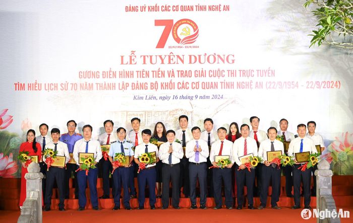 Ban tổ chức khen thưởng 20 tập thể có thành tích trong phong trào thi đua. Ảnh: Thành Cường