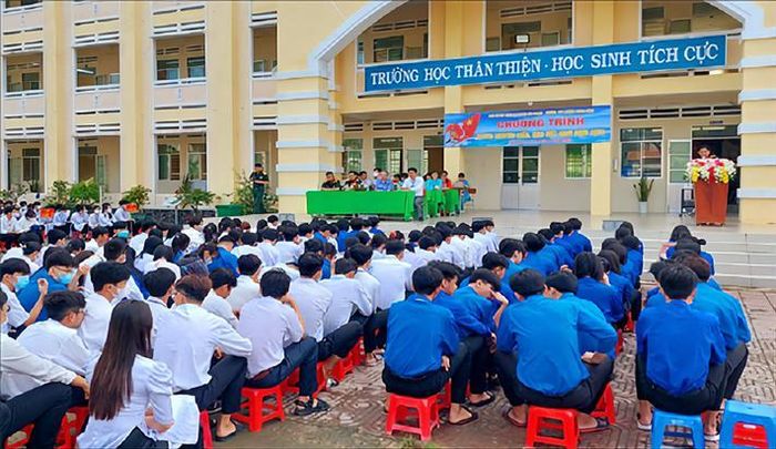 Ban CHQS huyện Cầu Ngang tuyên truyền pháp luật biển, đảo cho học sinh Trường THPT Dương Quang Đông, thị trấn Cầu Ngang