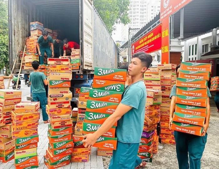 Các mặt hàng cứu trợ nhu yếu phẩm được người dân Bình Dương vận chuyển lên xe chuyển ra miền Bắc để hỗ trợ nhân dân tỉnh Lào Cai bị ảnh hưởng bởi bão lũ. Ảnh: Dương Chí Tưởng-TTXVN