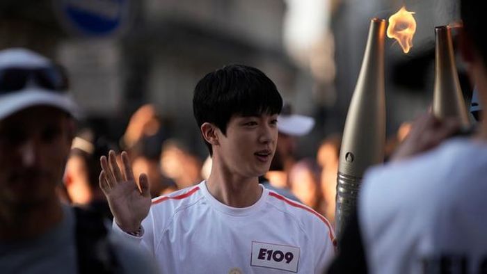 Jin BTS tham gia rước đuốc Olympic Paris 2024