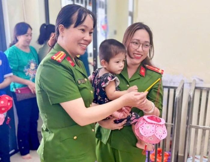 Các em được đơn vị công an nhận bảo trợ theo mô hình "Tình thương cho em - hậu COVID" và chương trình "Mẹ đỡ đầu"