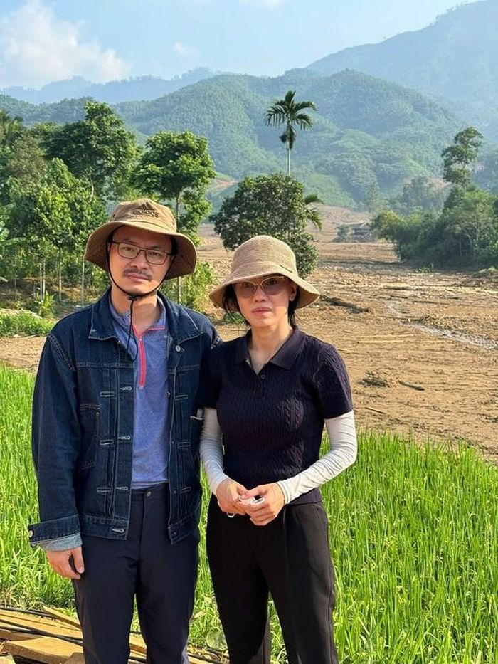 “Những ngày qua, chúng tôi đau lòng khi đọc được thông tin, xem hình ảnh tang thương ở Làng Nủ. Khi đặt chân đến đây, chúng tôi càng cảm nhận được sự mất mát, tang thương bao trùm người dân”, Thạc sĩ Phạm Kim Dung nói.