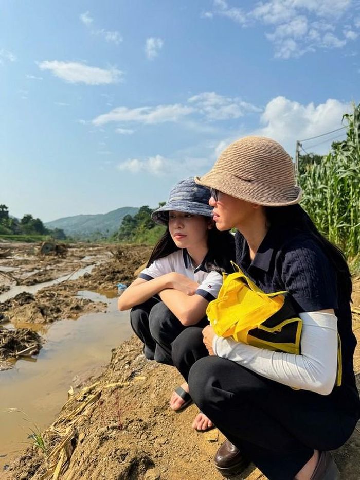 Thạc sĩ Phạm Kim Dung chia sẻ thêm, chuyến đi với mục đích góp phần nhỏ, mong bà con vùng lũ sớm vượt qua khó khăn, khắc phục hậu quả của thiên tai và trở lại cuộc sống bình thường.