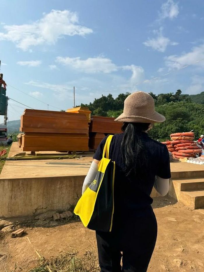 Thạc sĩ Phạm Kim Dung tâm sự: “Từ UBND huyện Bảo Yên, chúng tôi đến gặp, thăm hỏi 8 gia đình tại Bệnh viện huyện Bảo Yên. Họ đều là nạn nhân của trận lũ quét, bị thương nặng và nỗi đau mất người thân. Khi đến Làng Nủ, cảnh tượng khiến tôi thót tim nhất là hàng quan tài trước cửa Nhà văn hóa. Ngay khi tìm được thi thể, bà con sẽ thực hiện nghi thức chôn cất. Nơi đây đang tập trung nhiều người dân chờ được hỗ trợ, mỗi người đều tâm tư, thất thần sau mất mát”.