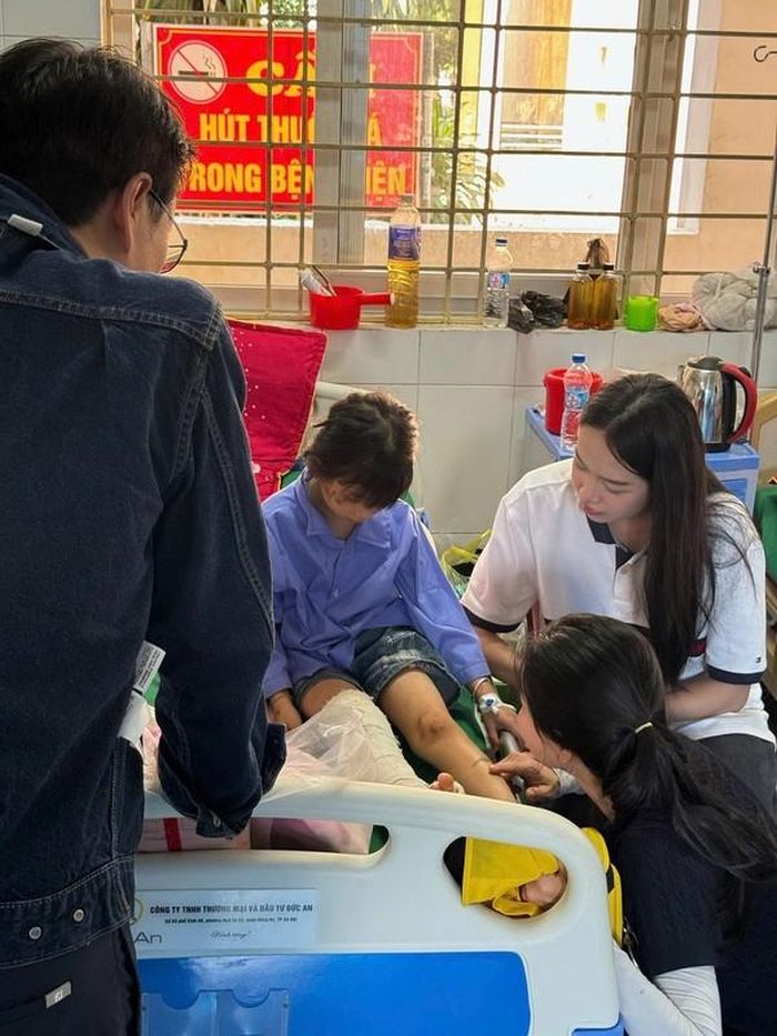 Khi đến tận nơi, đạo diễn Hoàng Nhật Nam thấy ấm áp khi nhìn thấy những dòng xe cứu trợ nối đuôi, vượt đèo đến từng nhà. “Đường sá bùn lầy khó di chuyển, nhiều nơi có nguy cơ sạt lở. Đó là lý do không có nhiều đoàn xe được phép vào tận nơi. Đường nhỏ hẹp chỉ đi được một làn xe, khi gặp xe đi ngược chiều phải đi lùi, tránh vào bụi bờ lún sâu. Có khi phải nhờ xe kéo, cả đoàn người phải cùng nhau đẩy xe. Nói mới thấy tình nghĩa ấm áp giữa người với người”, đạo diễn Hoàng Nhật Nam chia sẻ thêm.