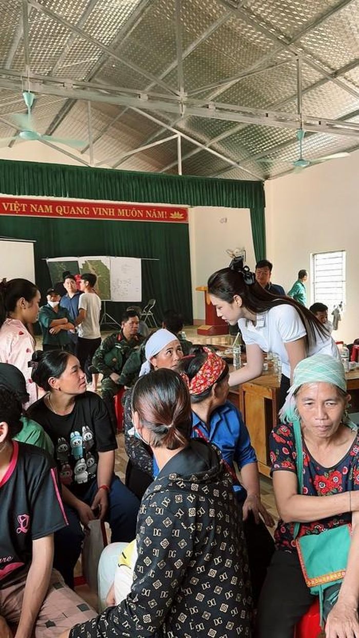 Trước đó, ngày 13-14/9, Hoa hậu Đỗ Thị Hà đã gấp rút lên đường đến các tỉnh phía Bắc để hỗ trợ và động viên tinh thần bà con chịu thiệt hại sau cơn bão Yagi. Cô xót xa trước sự thất thần của người dân, nhiều gia đình mất trắng tài sản.