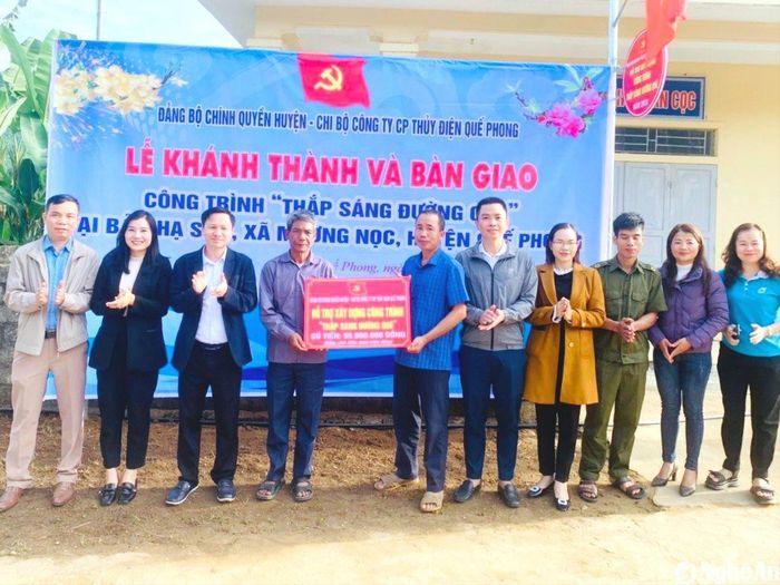 Lễ khánh thành và bàn giao công trình thắp sáng đường quê tại bản Hạ Sơn, xã Mường Nọc (Quế Phong). Ảnh: CSCC