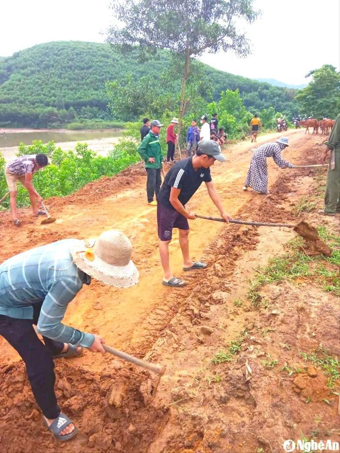 Nhân dân bản Hạ Sơn nạo vét mặt đường, đào rãnh dọc thoát nước tuyến đường huyện ĐH.336 qua địa bàn xóm. Ảnh:CSCC